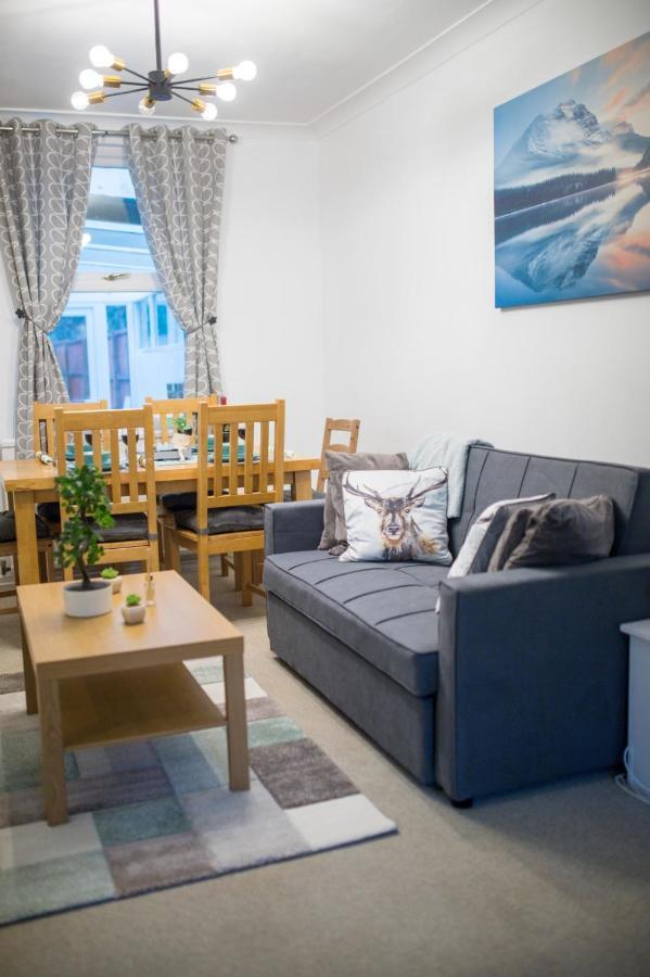 Exclusive Offers L Last-Minute Specials L Parking Free L Double Bed House L Uk L Gaming Room L Komfy 3 Bedroom Cottage With Riverview L Perfect For Short Or Long Stays เรดดิ้ง ภายนอก รูปภาพ